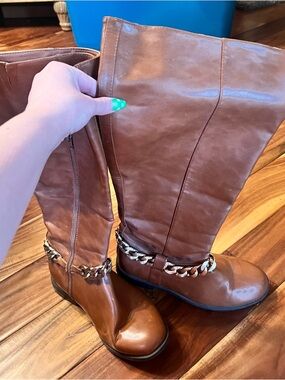 Women’s wide calf brown chain boots. Size 8.5